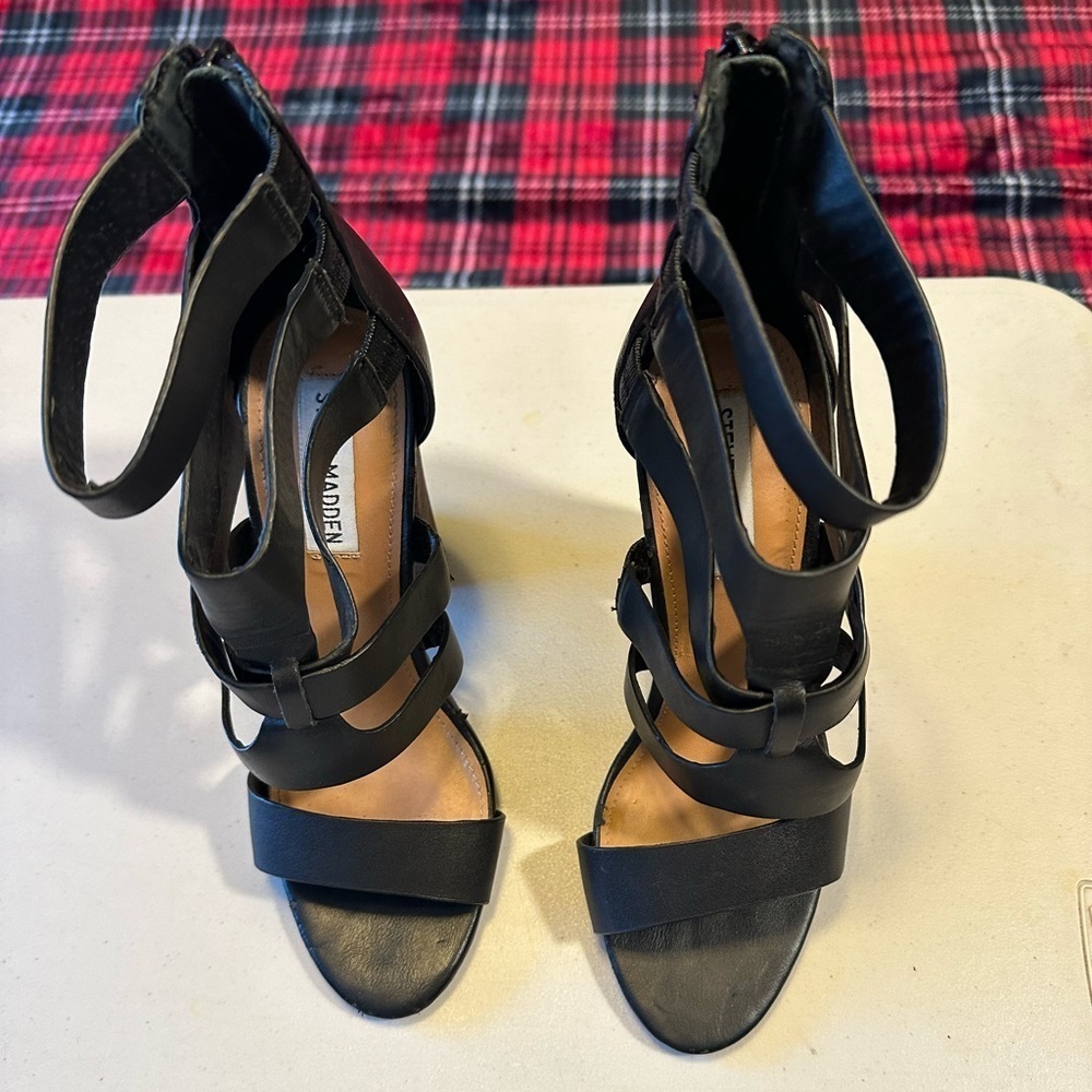Steve Madden size 6.5 black, leather strapped shoe. - Picture 3 of 10